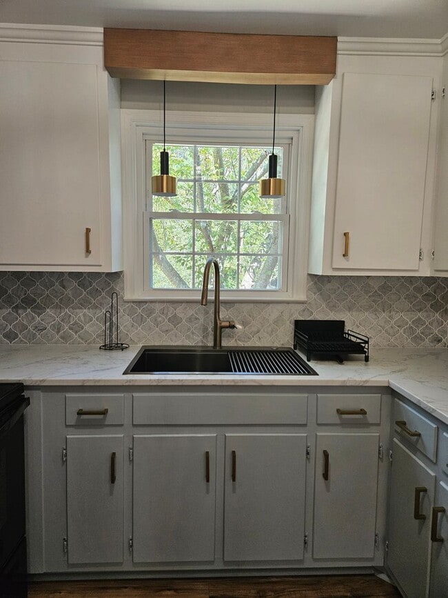 Building Photo - NEW LISTING!!!!!