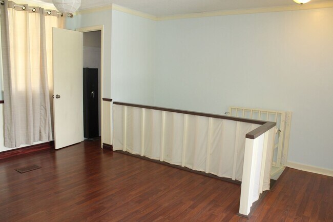 Building Photo - Beautiful 3 bedroom Lakefront Home