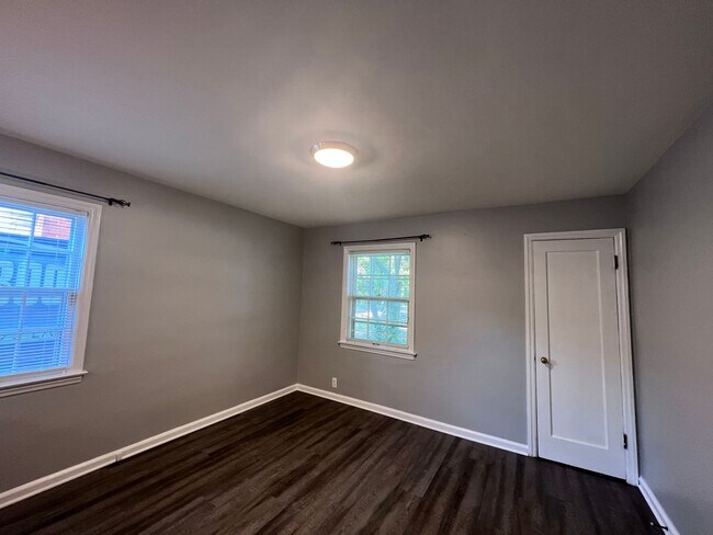 Building Photo - Recently Updated 2 Bedroom Home with Fence...