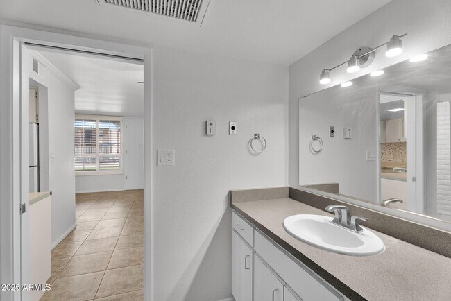 Building Photo - 3737 E Turney Ave