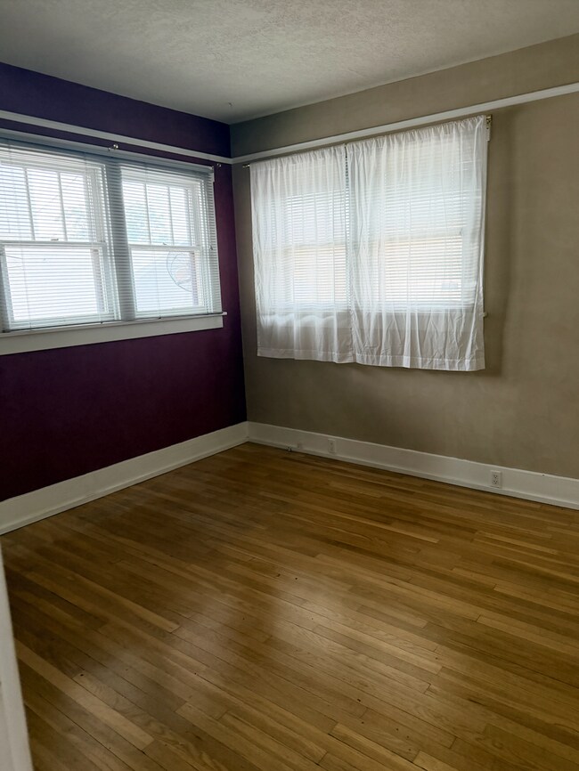 Building Photo - Downtown Property!