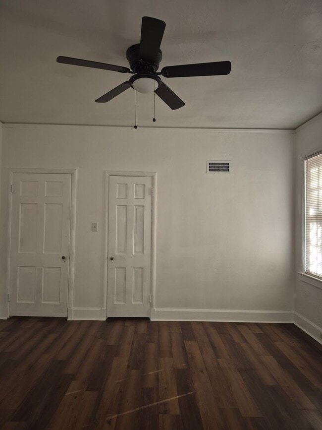 Building Photo - MOVE-IN SPECIAL 1/2 OFF 1ST MONTH'S RENT!!