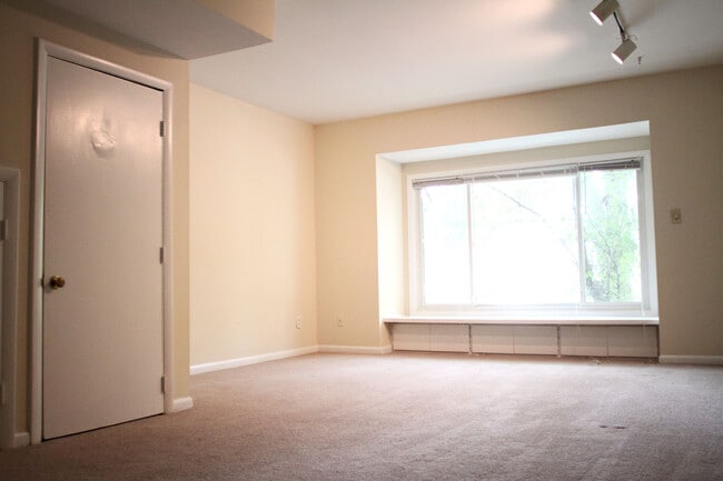 Building Photo - 2BR in Chancellor Square