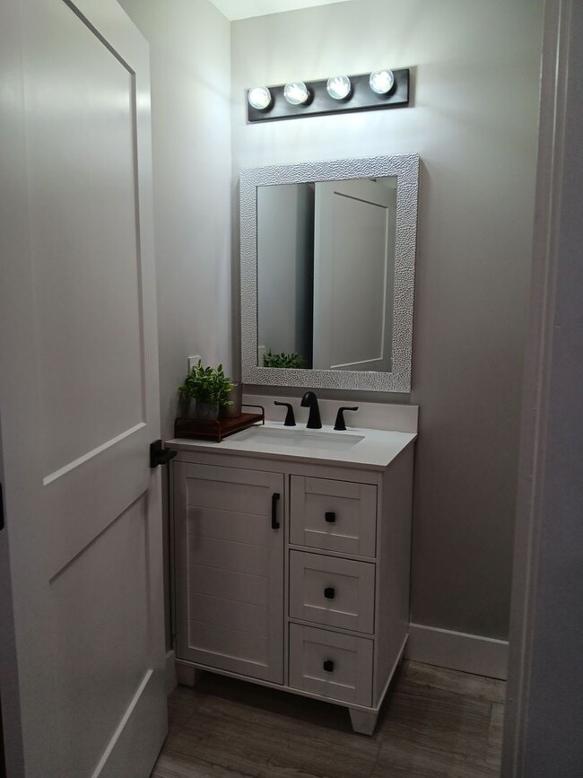 Building Photo - 4BR/4BA Townhome in Fort Sanders | Off Cam...