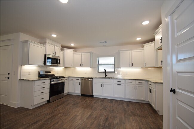 Building Photo - 320 Palm St