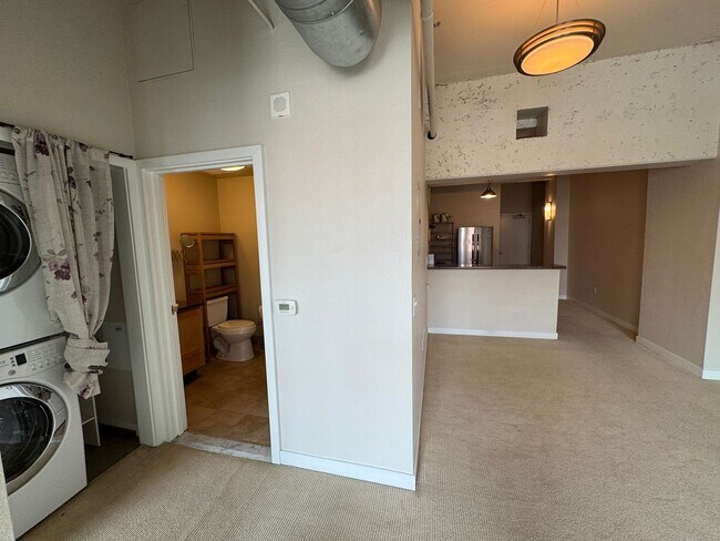 Building Photo - Modern 1-Bedroom Condo in the historic Gar...