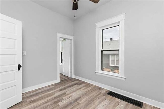 Building Photo - Charming 3 Bed, 3 Bath Bungalow in Independence!