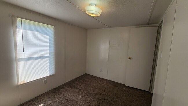 Building Photo - 17 Saturn Ln
