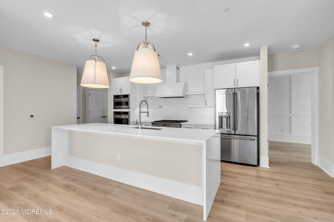 Building Photo - 218 3rd Ave