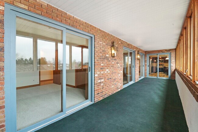 Building Photo - 150 Red Top Dr