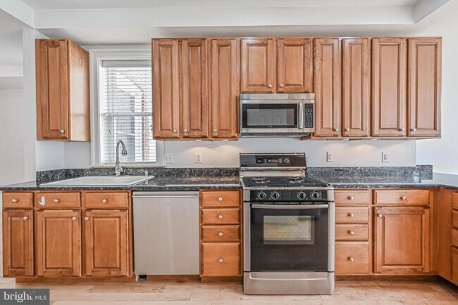 Building Photo - 512 Varnum St NW