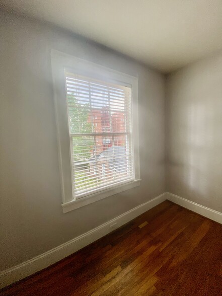 Plenty of light - 1630 Monument Ave