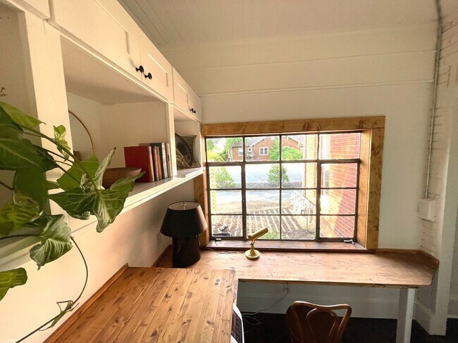 Building Photo - Renovated Historic One Bedroom Apartment D...