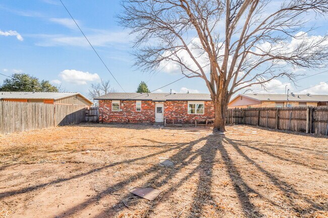 Building Photo - *FIRST MONTH'S RENT FREE* Three Bedroom Home in Quiet Neighborhood