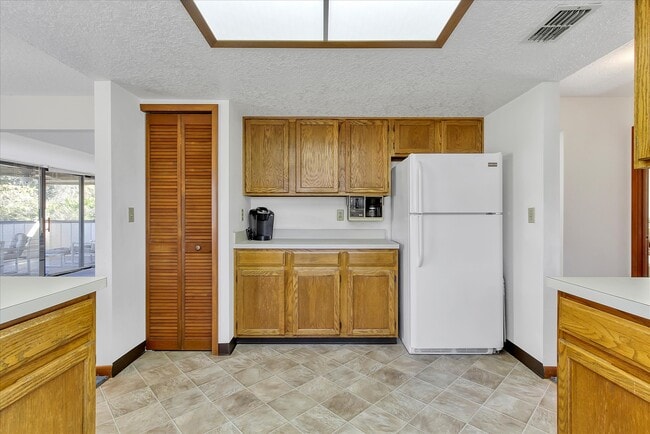 Building Photo - 905 Mendoza Ln