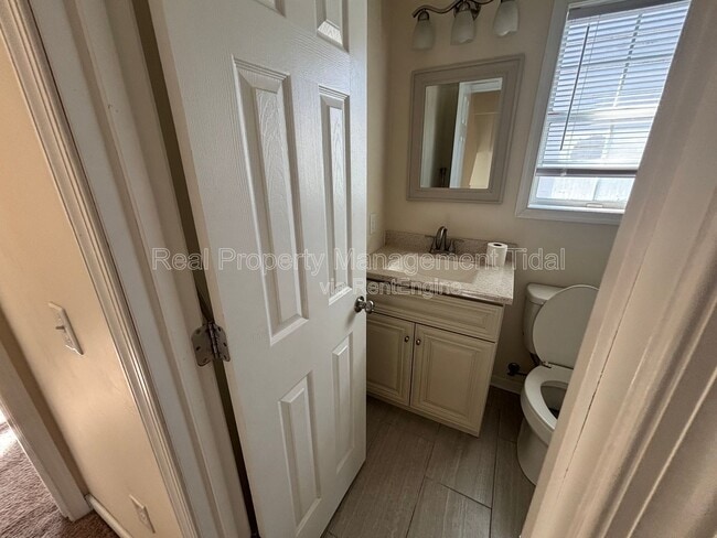 Building Photo - 459 Charter Oak Dr