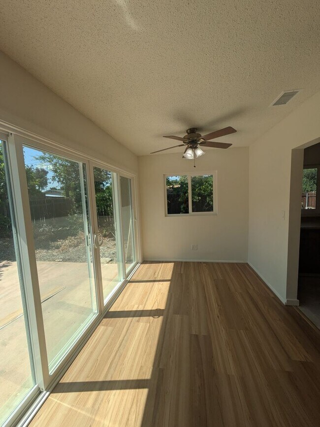 Building Photo - $$$$$$500 MOVE IN BONUS!!!!Freshly Remodel...