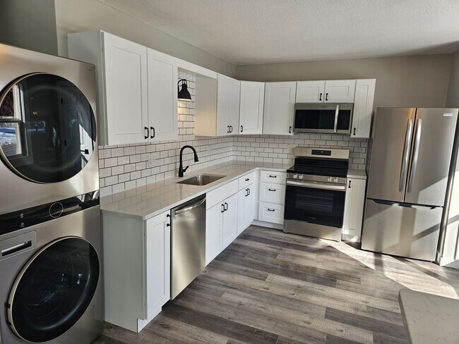 Building Photo - Like new large 2 bedroom apt coming available!