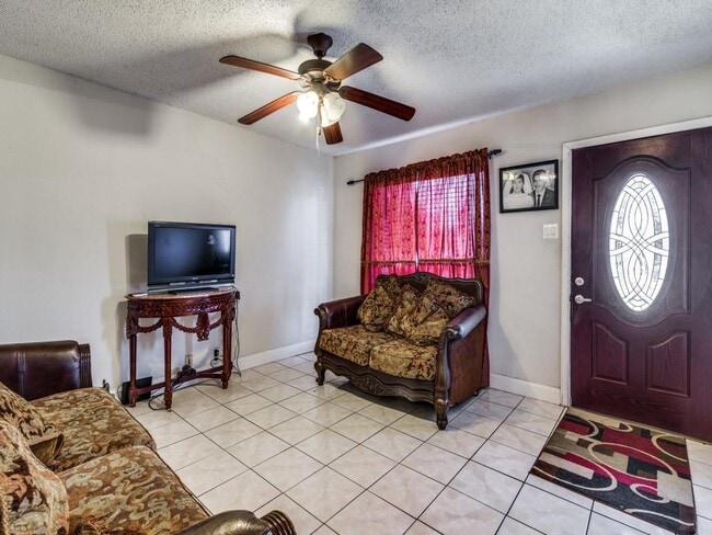Building Photo - 1406 Ridgecrest Dr