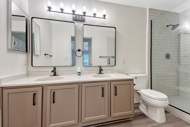 Building Photo - $2,050- 2-Bed, 2-Bath Condo in Highlands R...