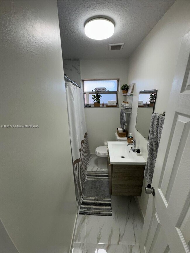 Building Photo - 1570 W 46th St