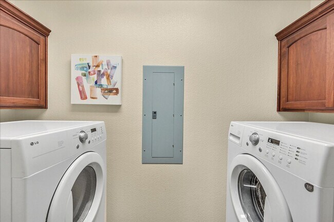 Building Photo - Partially Furnished 2 Bedroom 2 Bathroom Luxury Condo!