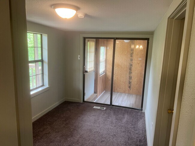 Building Photo - 2 Bed 1 Bath Cottage