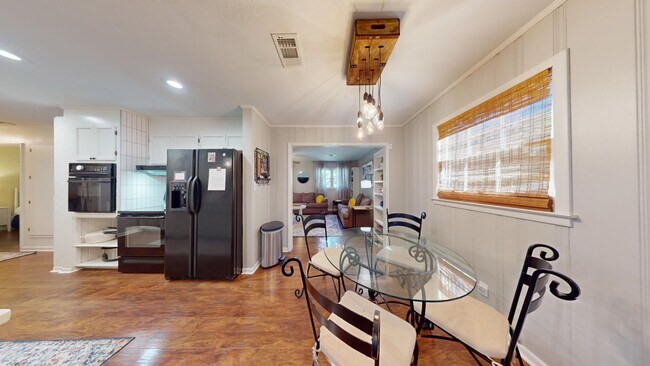 Building Photo - Super Cute One Level Home 1 mile from Toom...