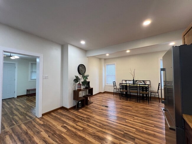 Building Photo - Detroid Shoreway Renovated  4 Bedroom, 2 B...
