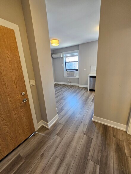 Building Photo - 3931 N Janssen Ave