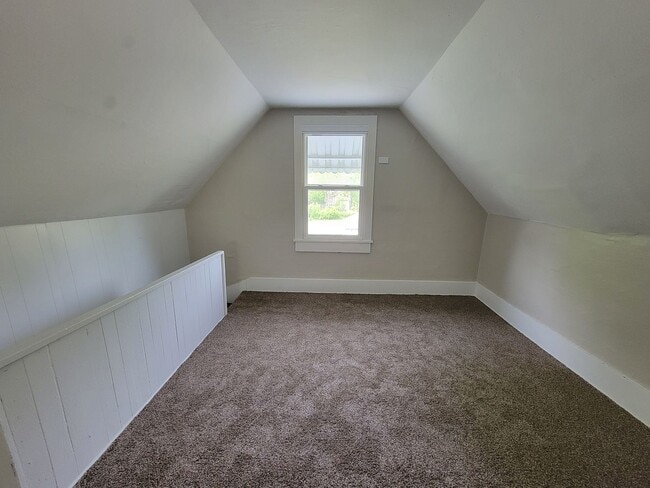 Building Photo - Updated 3-Bedroom, 1-Bathroom Home with Mo...
