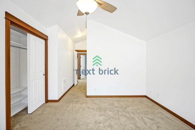 Building Photo - 3 BED & 3 BATH TOWNHOME FOR RENT