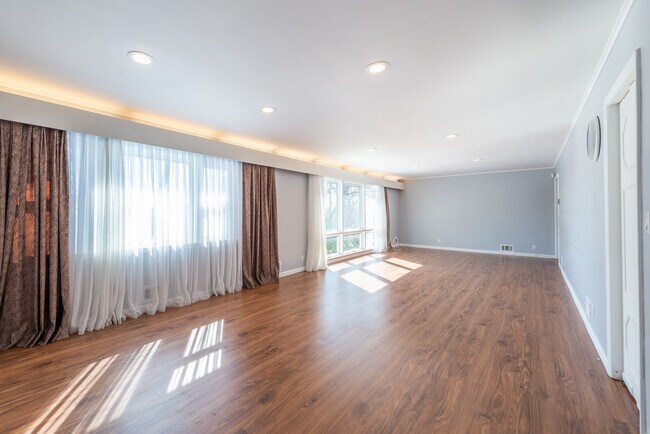 Building Photo - 18 Devon Dr