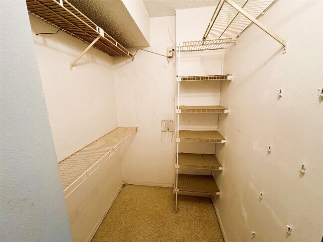 Building Photo - 3940 Inverrary Blvd