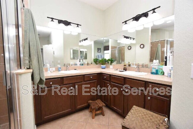 Building Photo - 7061 Heatherbrook Dr