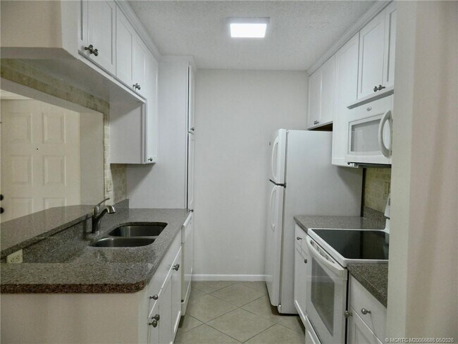 Building Photo - 2506 SE Anchorage Cove