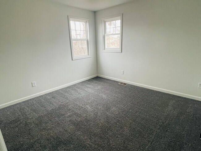 Building Photo - Single family house available!
