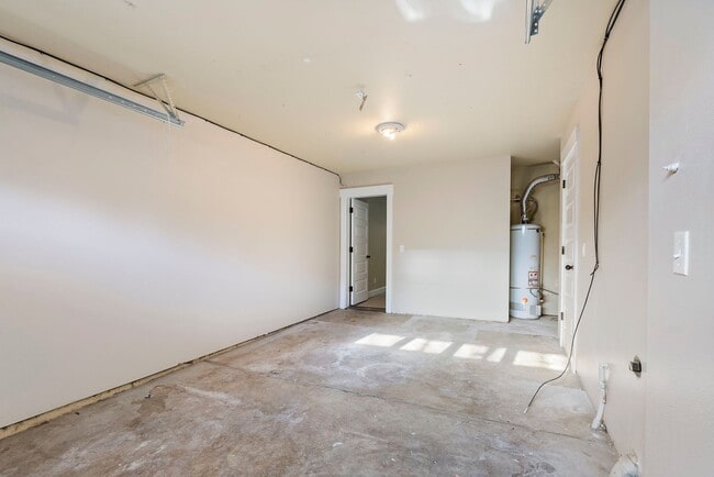 Building Photo - 3BR/2.5 Bath Townhome