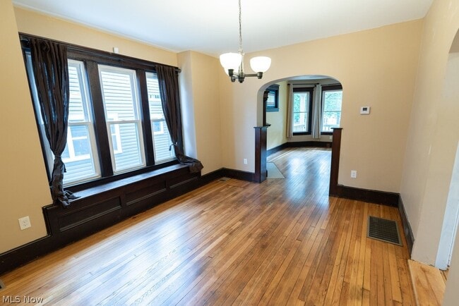 Building Photo - 1362 W 59th St