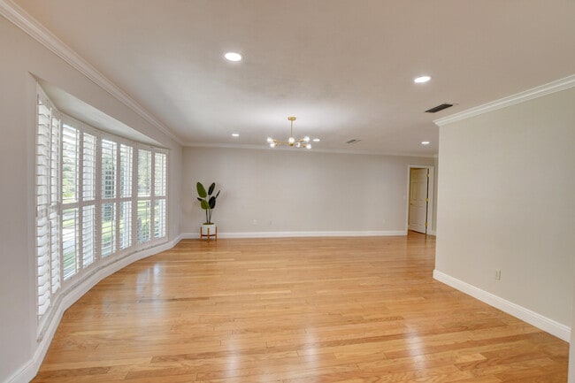 Building Photo - 1010 SW 1st St