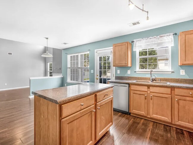 Building Photo - 135 Elba Dr