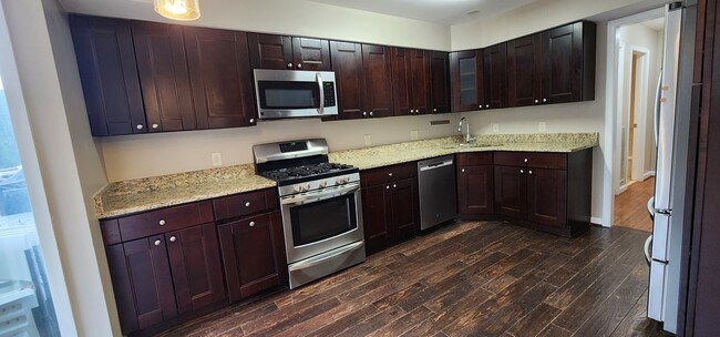 Kitchen with 4 stainless steel appliances - 13 Steeple Ct