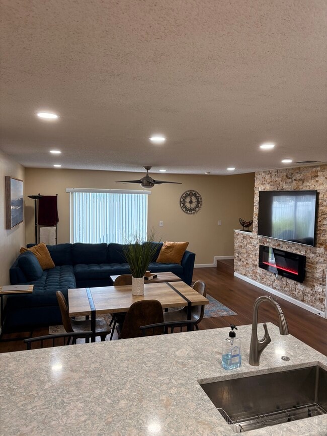 Building Photo - 8016 Savannah Sunset Ln