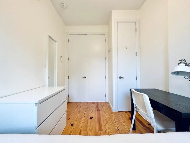Building Photo - Furnished room/NOT APARTMENT