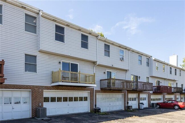 Building Photo - 250 Meadowview Dr