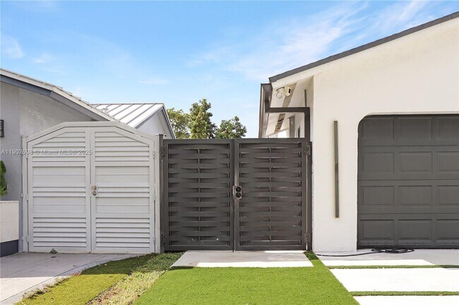 Primary Photo - 11020 SW 140th Ave