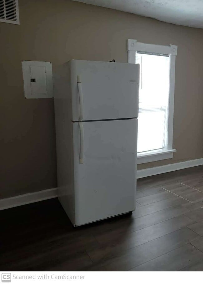Building Photo - Refreshed 3 bed 1 bath home convenient to ...
