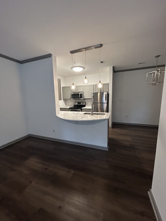 Living room view to kitchen - 400 Bucksley Ln