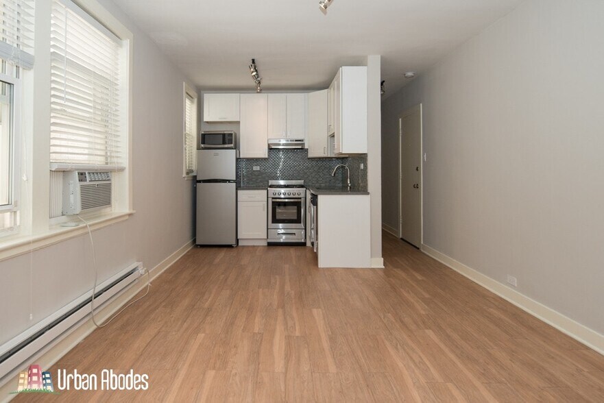 Building Photo - 535 W Belmont Ave