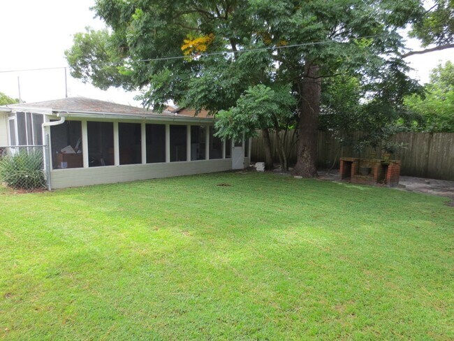 Building Photo - 1916 N Westmoreland Dr